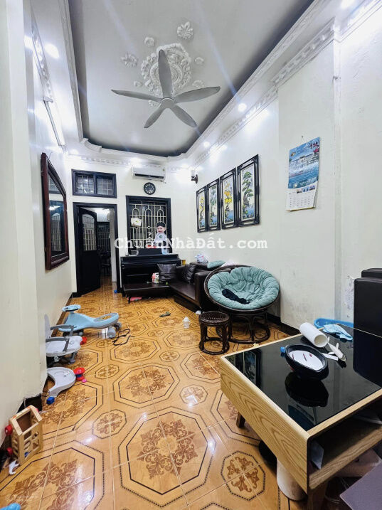 Bán nhà 70m2 phân lô Trần Quốc Hoàn, Quận Cầu Giấy, đường ô tô tránh, sẵn gara chỉ 9,39 tỷ