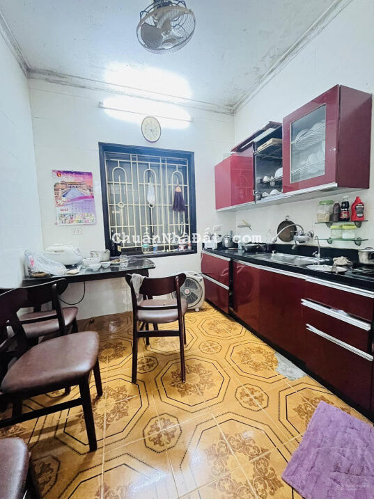 Bán nhà 70m2 phân lô Trần Quốc Hoàn, Quận Cầu Giấy, đường ô tô tránh, sẵn gara chỉ 9,39 tỷ