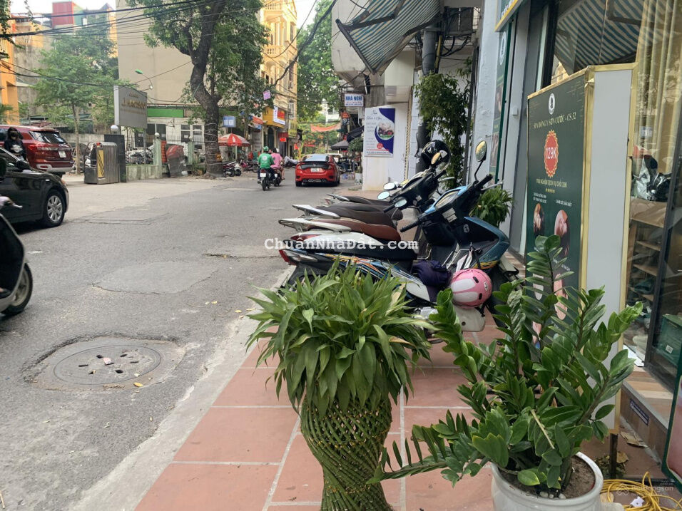 Mặt bằng kinh doanh, giá cực tốt phố Nguyễn Thị Định, đường vào 12m, ô tô tránh. Vỉa hè 6m, 72m2.