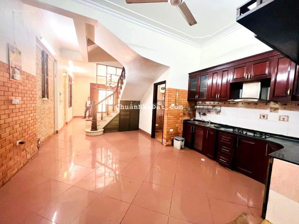 Nhà đẹp Hoa Bằng Cầu Giấy dân xây chắc nịch - ô tô đỗ cửa - ô chờ thang máy 85m2 4T, 10.3 tỷ có lùi