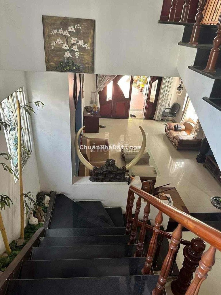 Nhà 2 tầng Mt Tôn Đản, dt 136m2 chỉ 30tr/m2