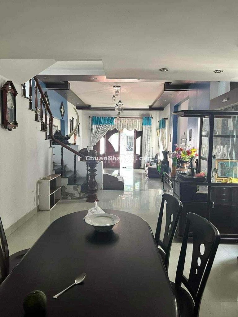 Nhà 2 tầng Mt Tôn Đản, dt 136m2 chỉ 30tr/m2