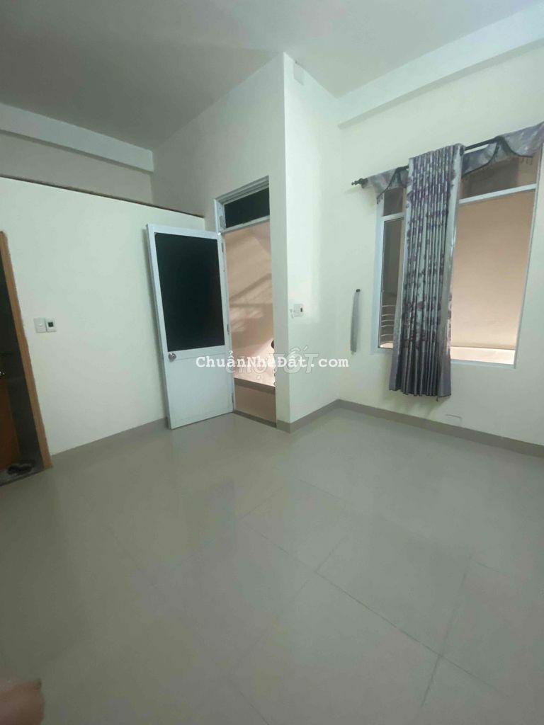 nhà 4 tầng  mat tien 5m5 vi tri kinh doanh đố diện trường