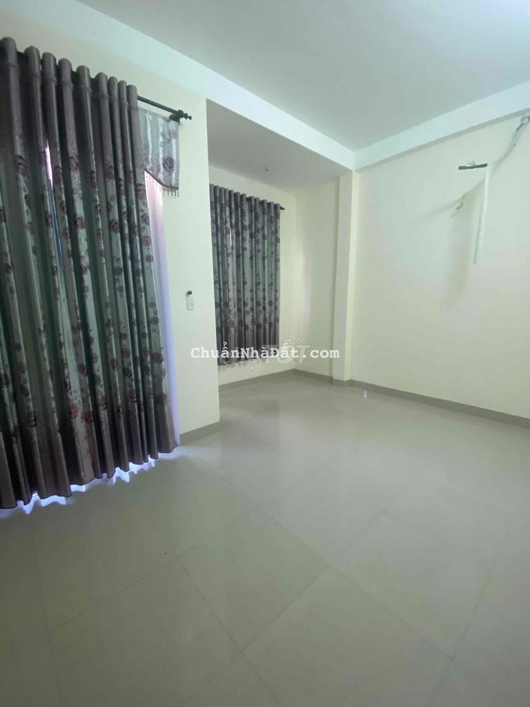 nhà 4 tầng  mat tien 5m5 vi tri kinh doanh đố diện trường