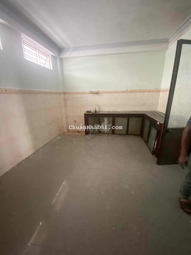 nhà 4 tầng  mat tien 5m5 vi tri kinh doanh đố diện trường