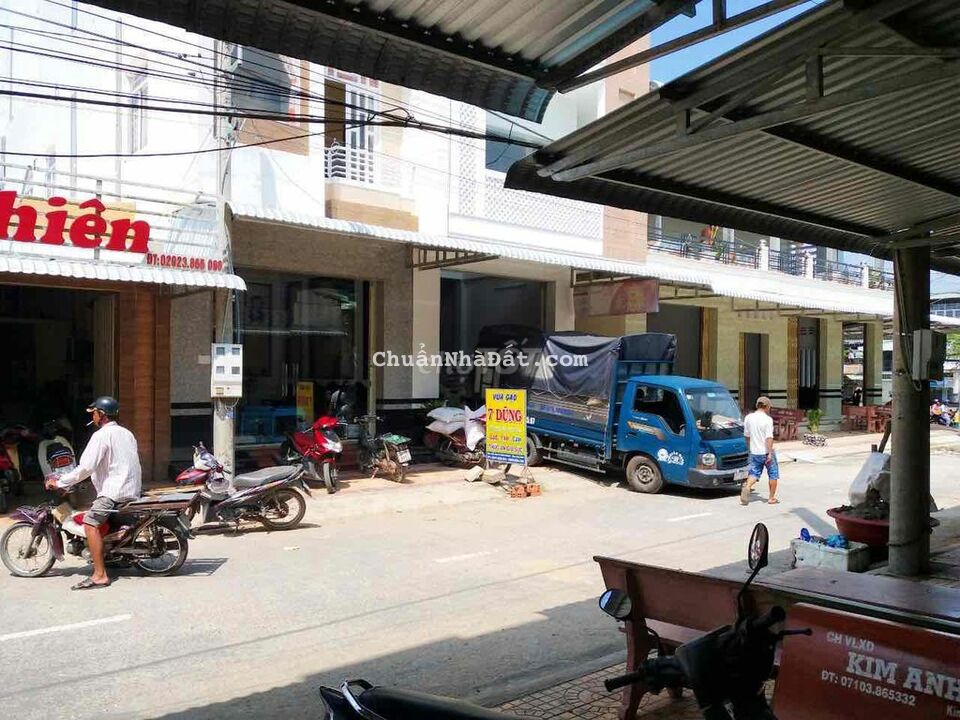 Bán nhà 1 trệt 1 lầu gần trung tâm thương mại huyện cờ đỏ.