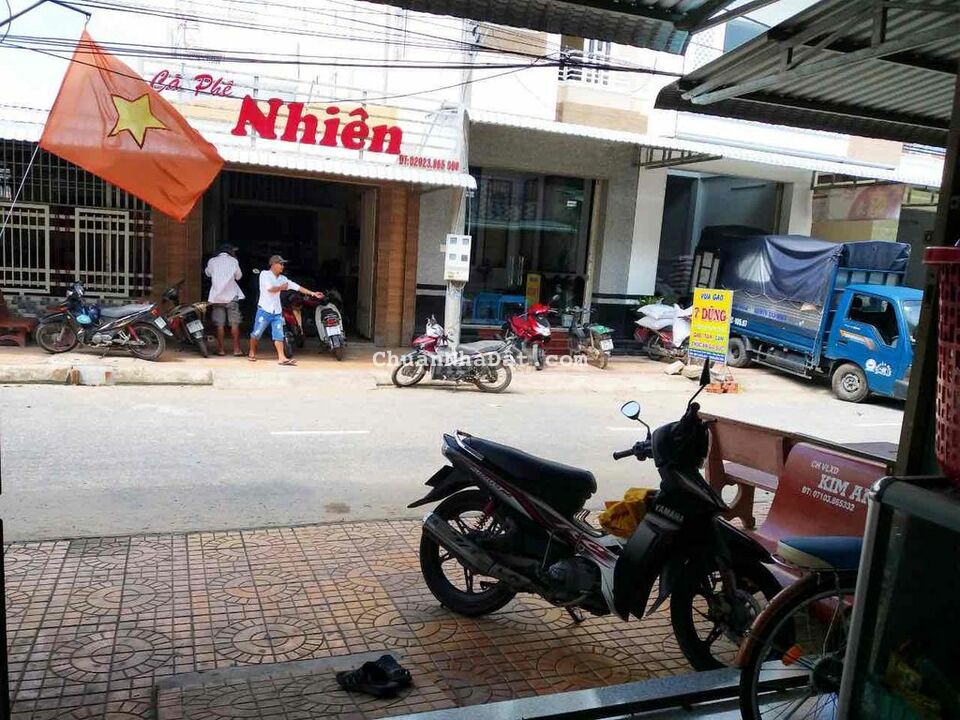 Bán nhà 1 trệt 1 lầu gần trung tâm thương mại huyện cờ đỏ.