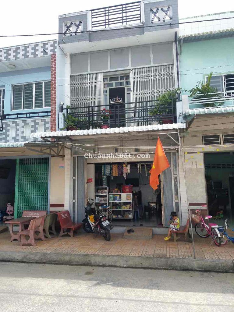 Bán nhà 1 trệt 1 lầu gần trung tâm thương mại huyện cờ đỏ.