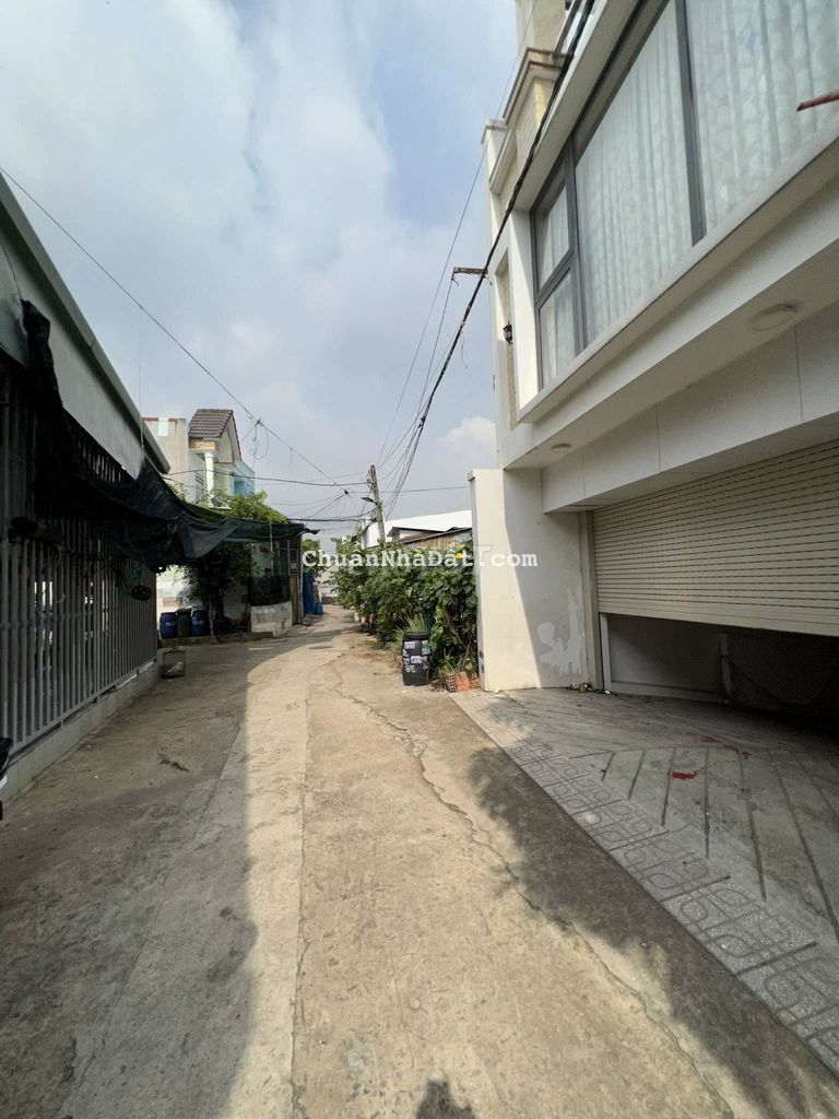 Nhà phố gần BigC Go, có hầm để xe, tặng nội thất hiện hữu, 09 Dĩ An