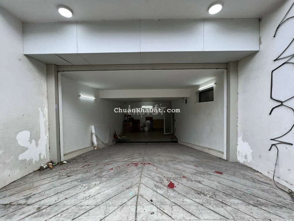 Nhà phố gần BigC Go, có hầm để xe, tặng nội thất hiện hữu, 09 Dĩ An