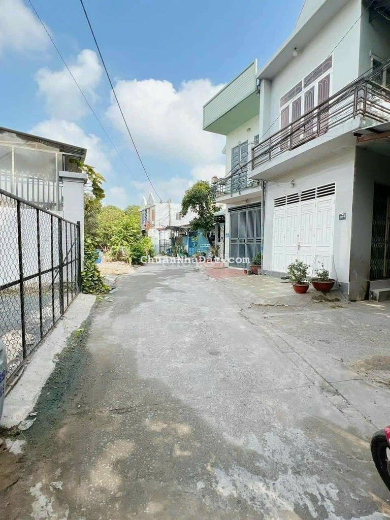 Bán nhà 1 lầu diện tích rộng 107m2 sân oto đường rộng 5m dĩ an BD Bán nhà 1 lầu diện tích rộng 107m2 sân oto đường rộng 5m dĩ an BD