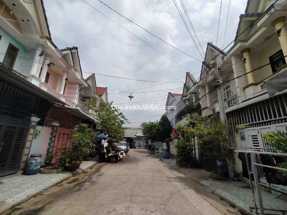 Nhà phố gần chợ Tân Long, ngã tư Chiêu Liêu, 110 Dĩ An