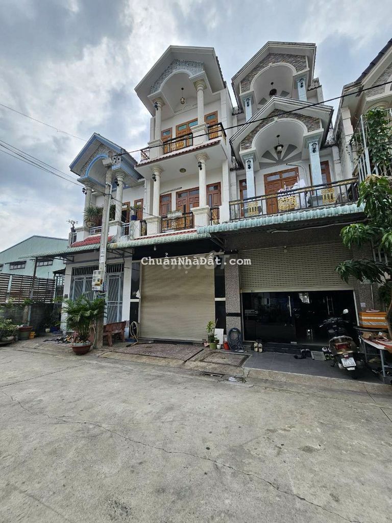TÔI CẦN BÁN GẤP NHÀ 3 LẦU ĐÔNG HÒA ĐƯỜNG 6M VỈA HE