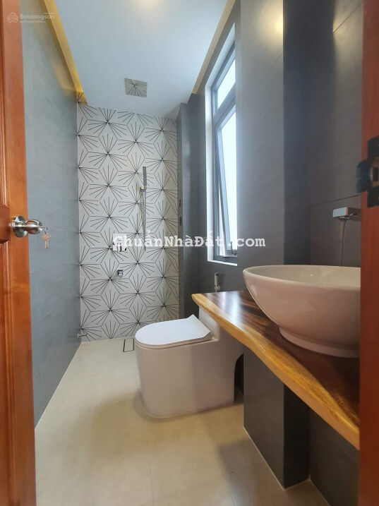 Giá 7.4 tỷ TL, gần chợ Gò Vấp HXH Nguyễn Văn Nghi, diện tích 4x15m, sẵn 9PN nhà mới cứng