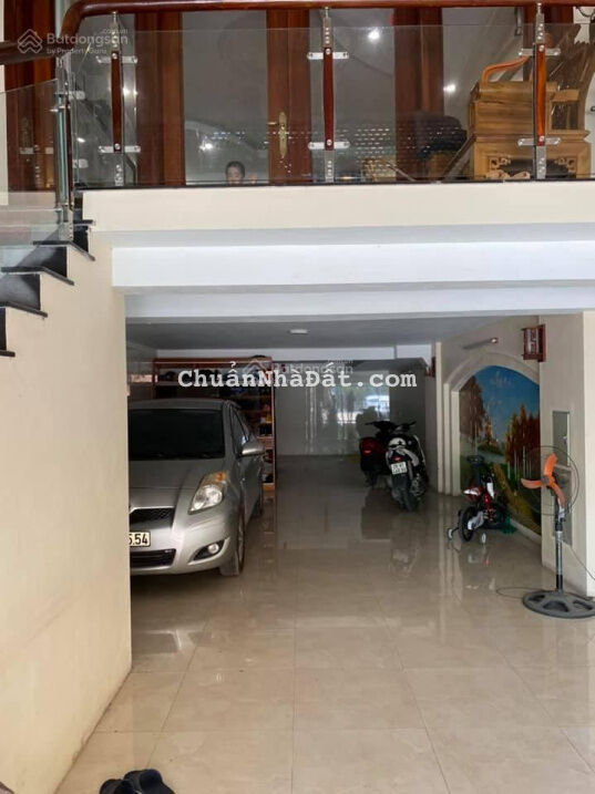 Phố Yên Lạc, ở sướng, dân trí cao DT 110m2, MT 6m, giá chỉ 14.2 tỷ ô tô 2 cái cất trong nhà