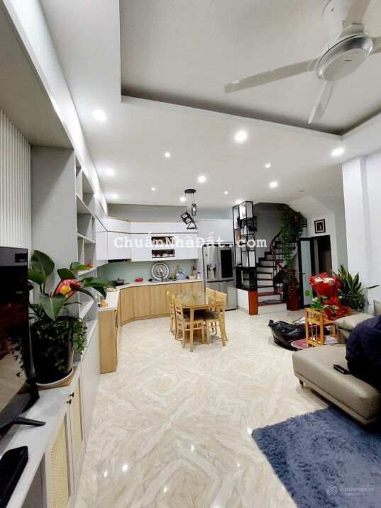 Bán gấp nhà siêu đẹp Nguyễn Du vừa ở vừa mở VP đỉnh quận Hai Bà Trưng. DT 37m2, 5T. Giá 11.2 tỷ