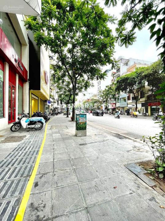 Gia đình cần bán nhà phố Huế Hai Bà Trưng 82m2 5 tầng giá 16.9 tỷ sau nhà mặt phố