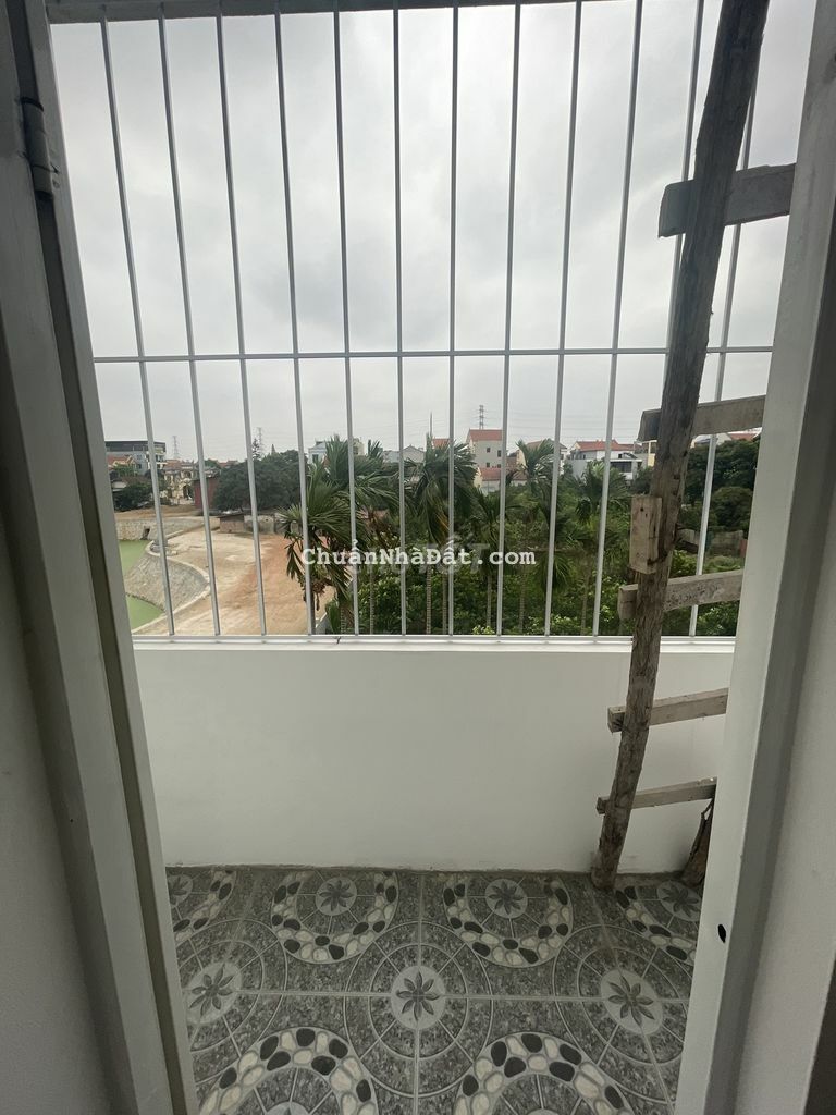 Bán nhà Đông La cạnh trạm y tế 3 mặt thoáng 30m2 2.15 tỷ