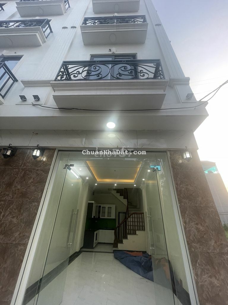 nhà đông la mặt ngõ thông ô tô qua cửa 5 tầng 30m2 3.3 tỷ