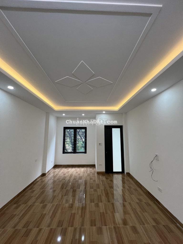 Bán nhà Đông La 5 Tầng 33m2, 2.1 tỷ Đường Rộng thoáng ô tô đến tân nơi