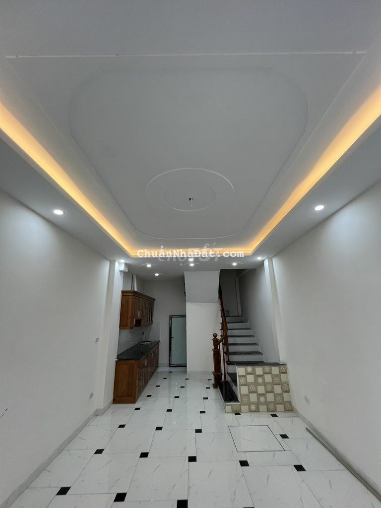 Bán nhà Đông La 5 Tầng 33m2, 2.1 tỷ Đường Rộng thoáng ô tô đến tân nơi