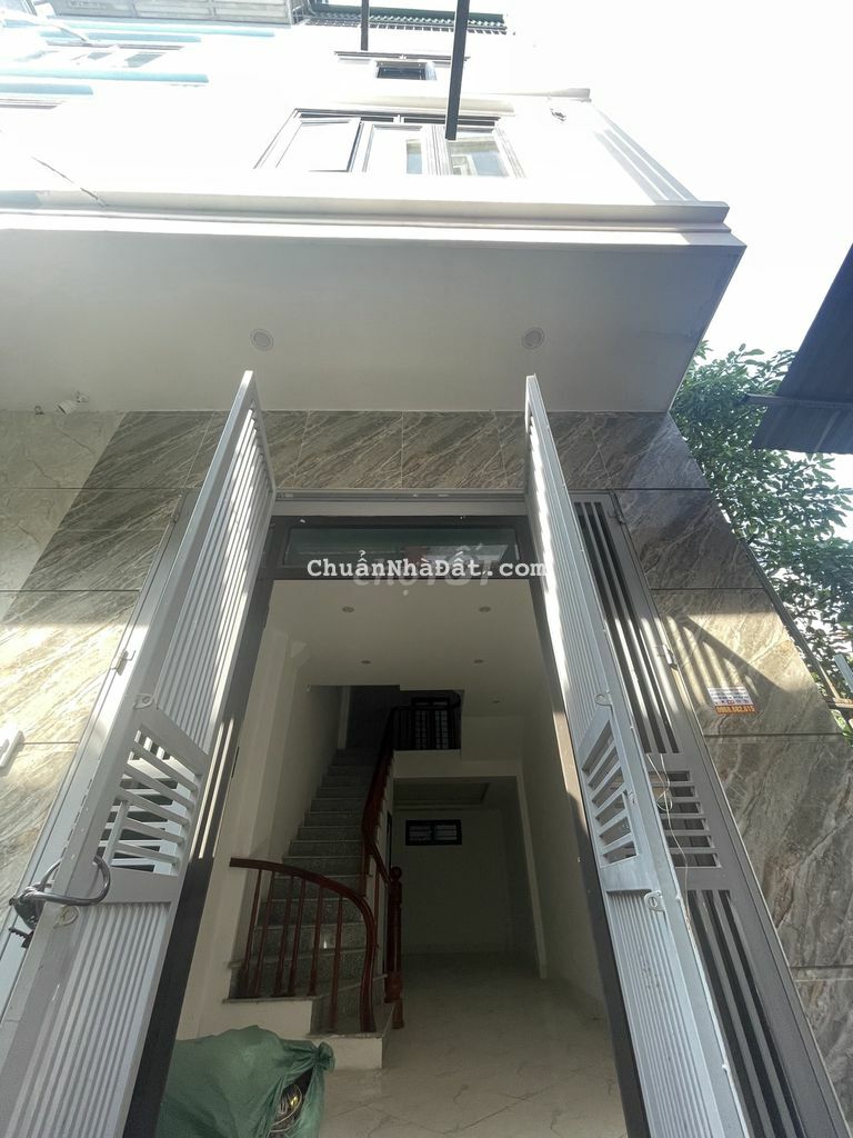 Nhà đông la 4 tầng 33m2 giá 2.05 tỷ cách kdt đô nghĩa 1km