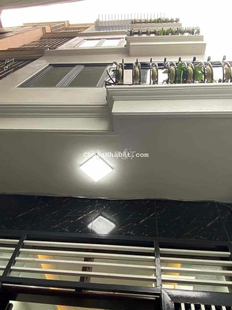 HOANG MANG VÌ NHÀ GIẢM SỐC PHỐ LÊ TRỌNG TẤN OTO ĐỖ CỔNG THÔNG NGÕ HOANG MANG VÌ NHÀ GIẢM SỐC PHỐ LÊ TRỌNG TẤN OTO ĐỖ CỔNG THÔNG NGÕ