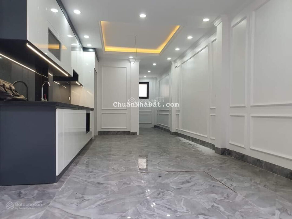 Ôtô đỗ cửa - thang máy - nhỉnh 6 tỷ