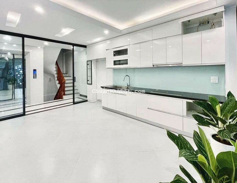 CỰC PHẨM HOÀNG MAI - GARA Ô TÔ7 CHỖ - THANG MÁY