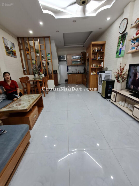 Chính chủ gửi bán căn nhà 31m2 xây 3 tầng gần ngay chợ La Cả, ô tô đỗ gần.