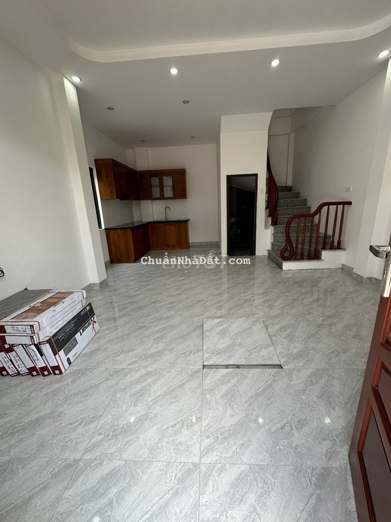 Nhà 1.5 tỷ ngay cổng trường ĐH Thể dục thể thao, 3T*33m2 ô tô lùi cửa