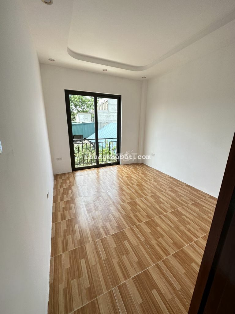 Nhà 1.5 tỷ ngay cổng trường ĐH Thể dục thể thao, 3T*33m2 ô tô lùi cửa