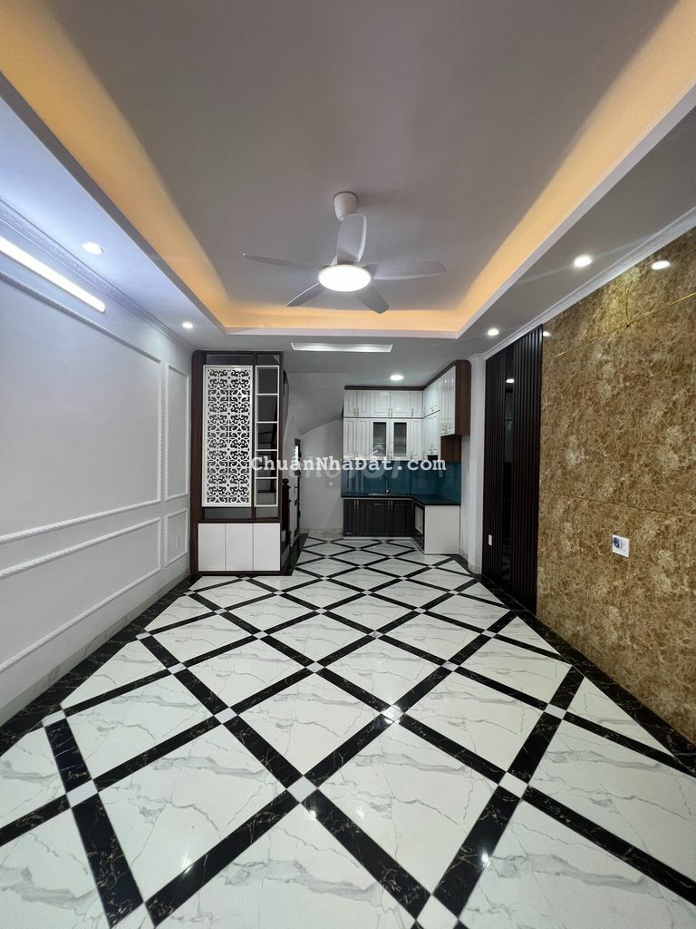 Chỉ 2.15 tỷ có nhà 5 tầng (33m2) chợ tổ 5 yên nghĩa,  ô tô đi cách 20m