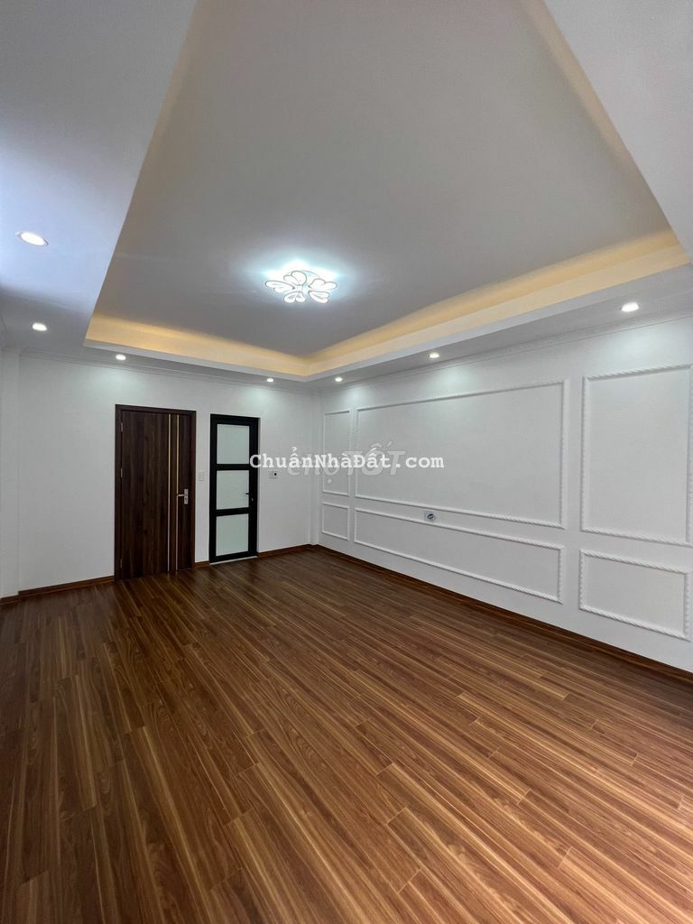 Chỉ 2.15 tỷ có nhà 5 tầng (33m2) chợ tổ 5 yên nghĩa,  ô tô đi cách 20m