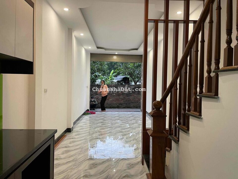 nhà 5 tầng  ngõ thông .oto vào nhà  cách bến xe yên nghĩa 2 km