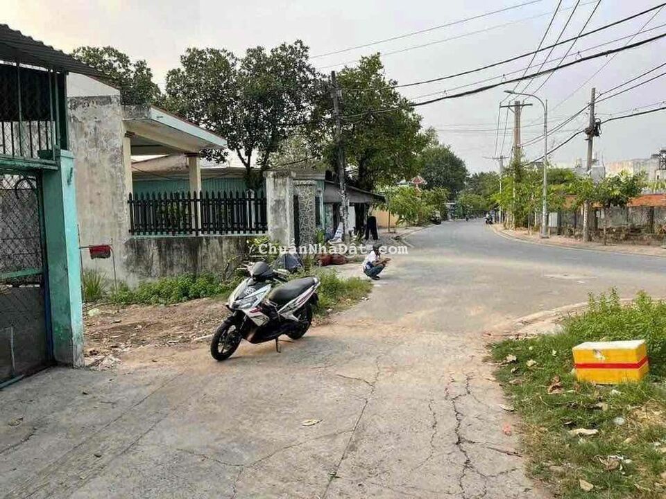 Nhà 6x20 . Cách Nguyễn Thị Sáu 5m . sổ Hồng riêng