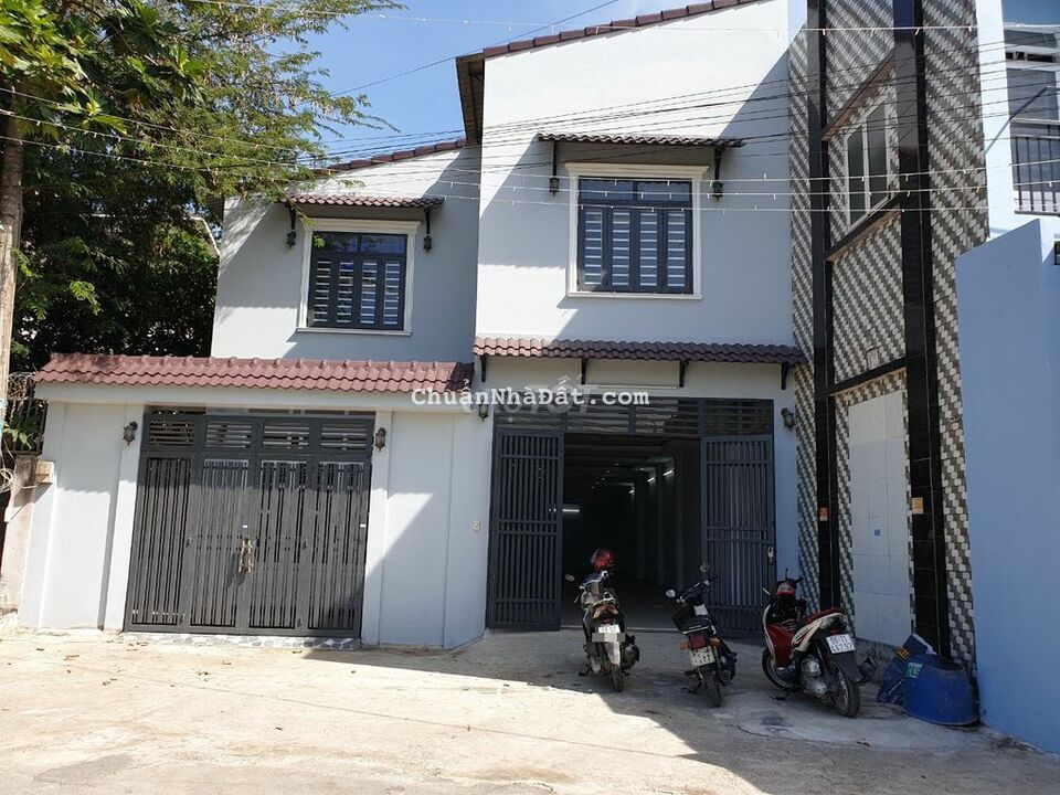 Nhà bán gấp 10m x 19m, 01 lầu, đường 7m, gần chợ Đại Hải - Hóc Môn
