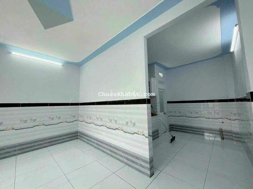Nhà đường nhựa vô 15m . Hẻm xe tải . Có 2p ngủ