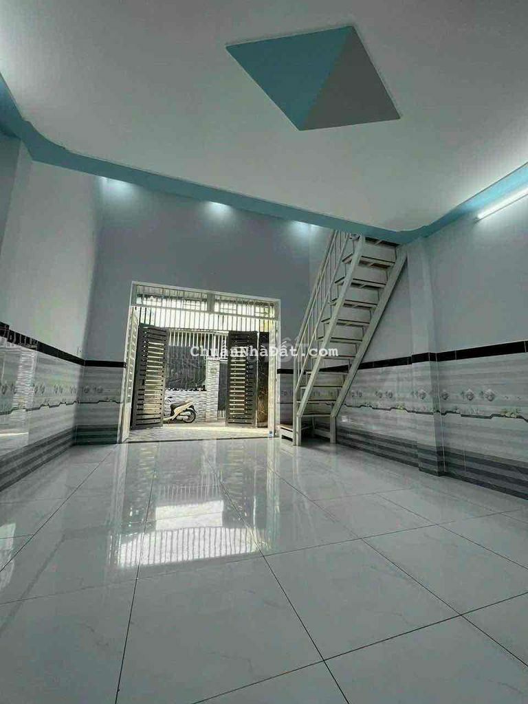 Nhà đường nhựa vô 15m . Hẻm xe tải . Có 2p ngủ