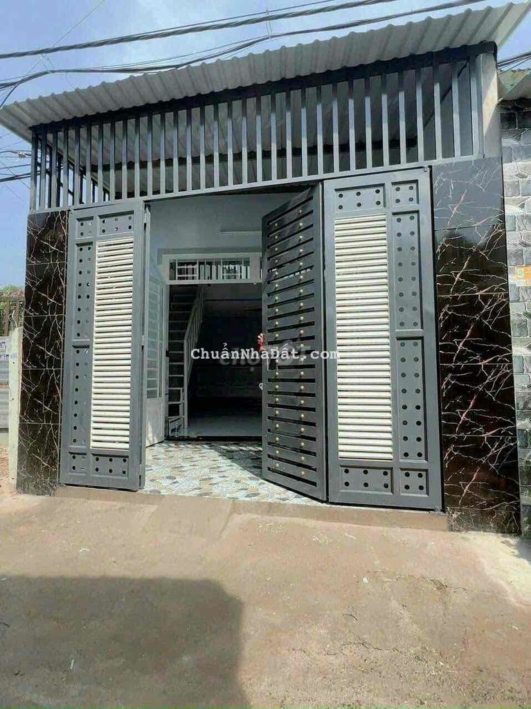 Nhà đường nhựa vô 15m . Hẻm xe tải . Có 2p ngủ