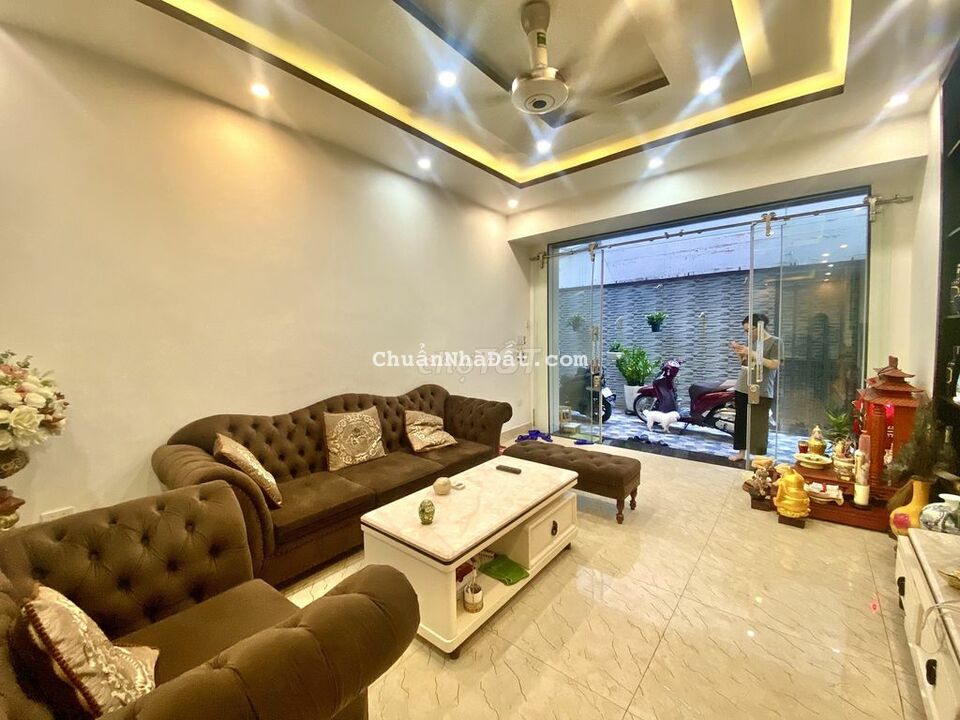 Gốc dân xây độc lập trung tâm thành phố, sân cổng, full nội thất Gốc dân xây độc lập trung tâm thành phố, sân cổng, full nội thất