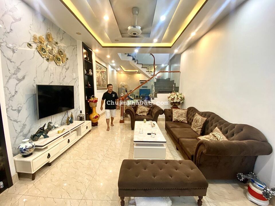 Gốc dân xây độc lập trung tâm thành phố, sân cổng, full nội thất Gốc dân xây độc lập trung tâm thành phố, sân cổng, full nội thất