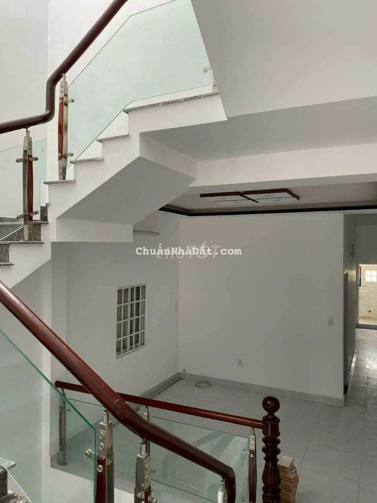 Bán nhà gác đúc kiệt ô tô Đà Sơn.