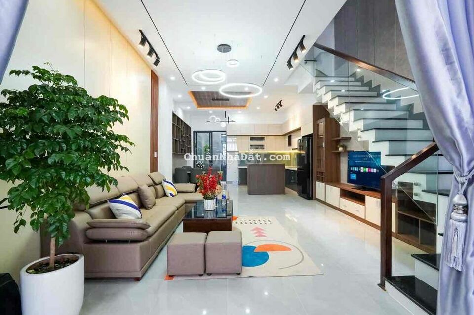 Cần bán nhà 3 tầng đấu lưng Hoàng Thị Loan