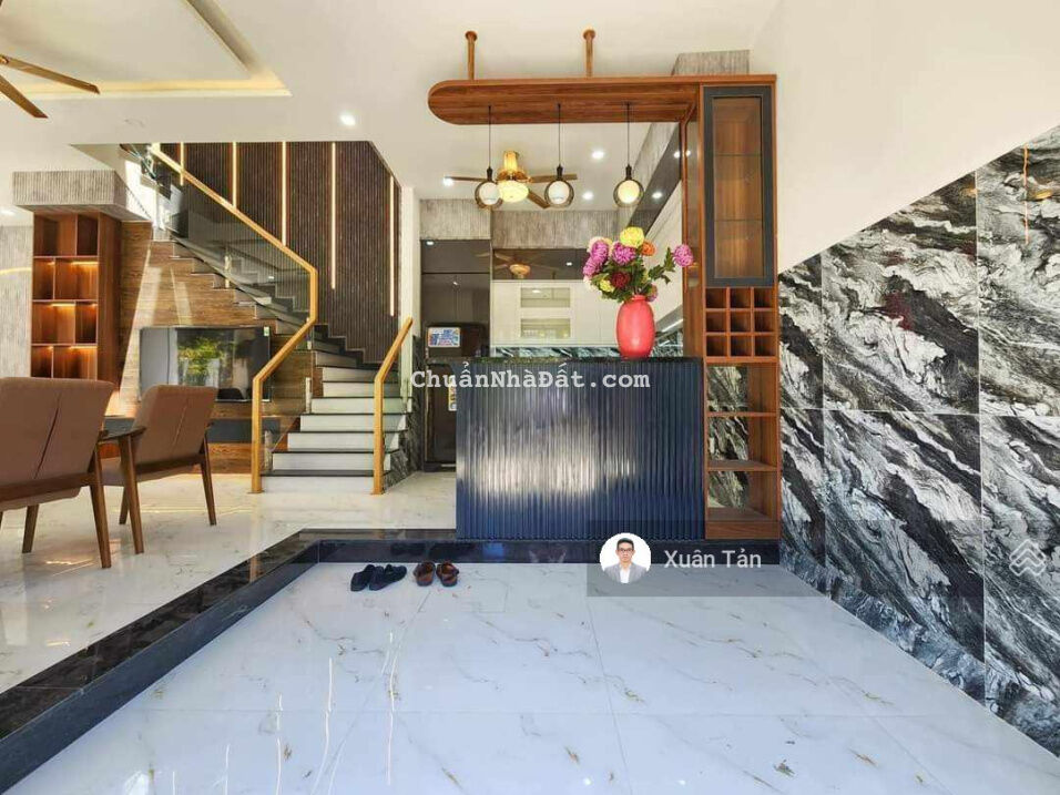 Bán nhà Lâm Hạ, phân lô hàng không 100m2, mặt tiền 8m, vỉa hè, gara oto, 2 thoáng, ngay mặt phố