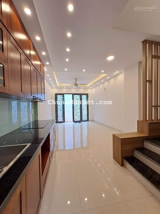 Bán nhà 5 tầng, 33m, 3 ngủ, phố Gia Quất, Ngọc Lâm - gần chợ, ô tô đỗ cổng, hơn 3 tỷ