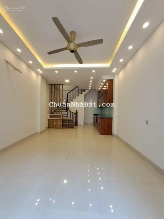 Bán nhà 5 tầng, 33m, 3 ngủ, phố Gia Quất, Ngọc Lâm - gần chợ, ô tô đỗ cổng, hơn 3 tỷ