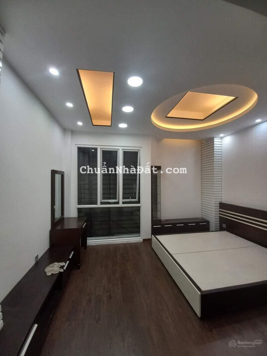 Bán nhà - Nguyễn Văn Cừ - DT 35m2 - MT4,85m - 5 tầng - giá 3,4 tỷ - ô tô đỗ cổng - hộ khẩu Gia Thụy