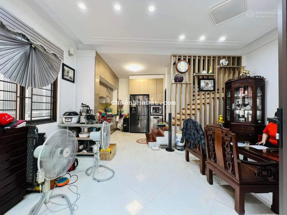 Bán nhà - Nguyễn Văn Cừ - DT 35m2 - MT4,85m - 5 tầng - giá 3,4 tỷ - ô tô đỗ cổng - hộ khẩu Gia Thụy