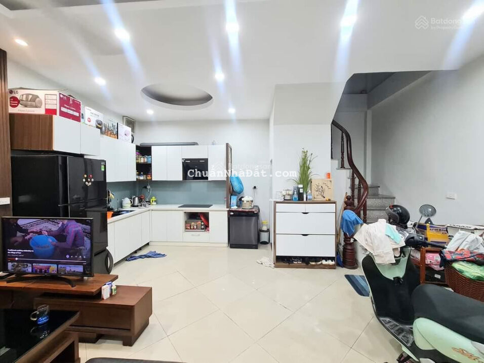 Bán nhà Gia Thụy - Nguyễn Văn Cừ, 35m2, 5 tầng, ô tô đỗ cửa, tặng nội thất chỉ 3.5 tỷ, 0967182629